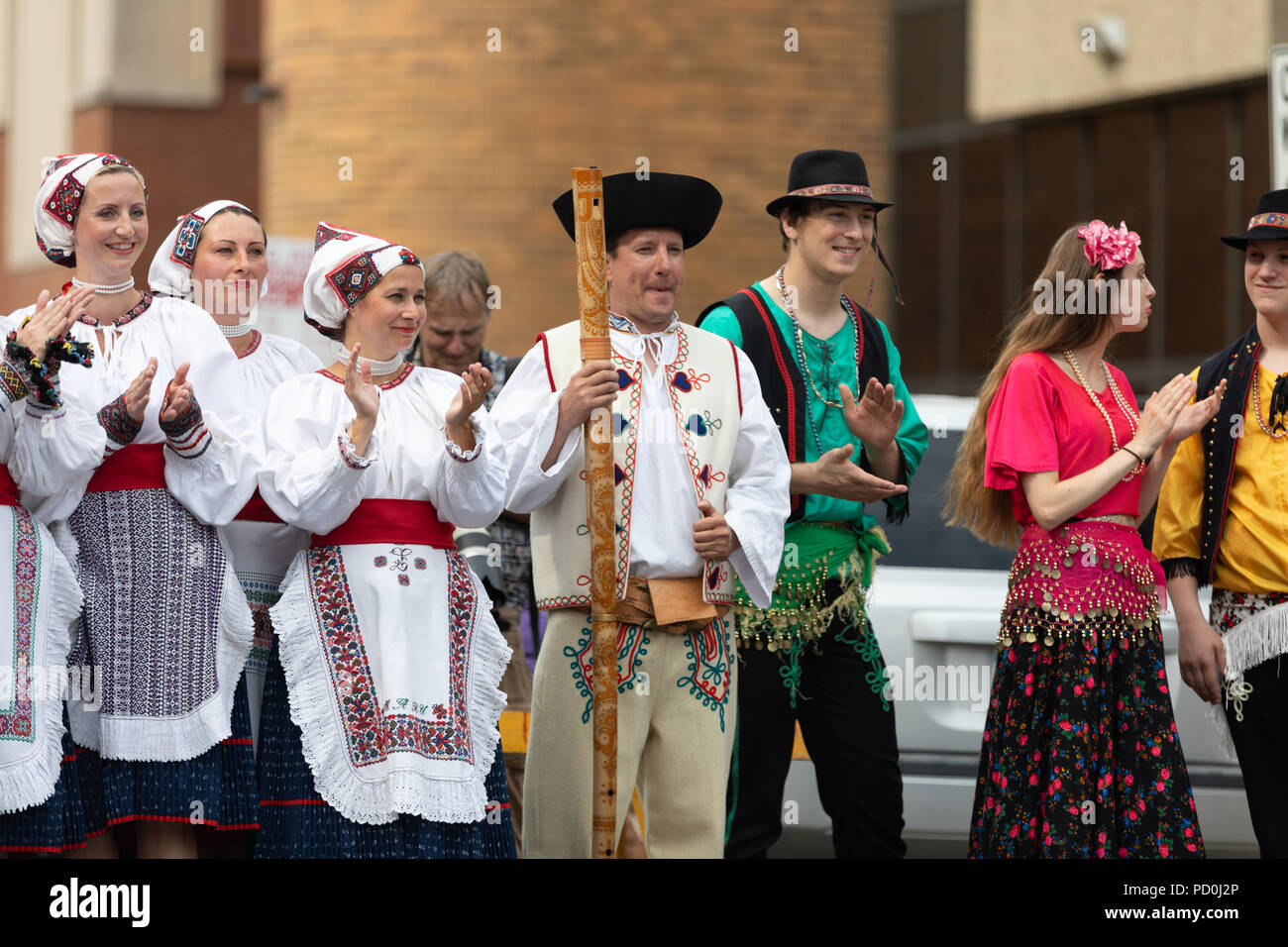 Wittling, Indiana, USA - Juli 28, 2018 Männer und Frauen tragen traditionelle slowakische Kleidung traditionelle slowakische Tänze an der Pierogi Fest durchführen Stockfoto