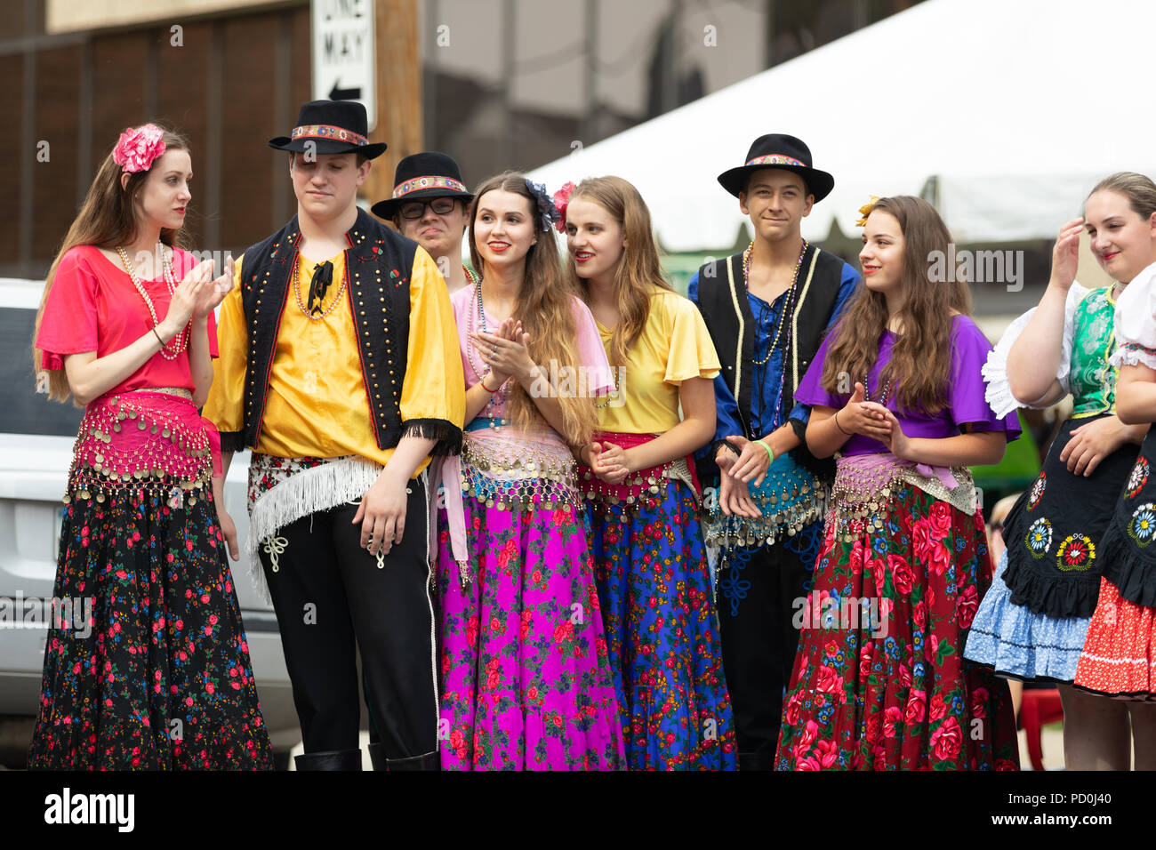 Wittling, Indiana, USA - Juli 28, 2018 Männer und Frauen tragen traditionelle slowakische Kleidung traditionelle slowakische Tänze an der Pierogi Fest durchführen Stockfoto