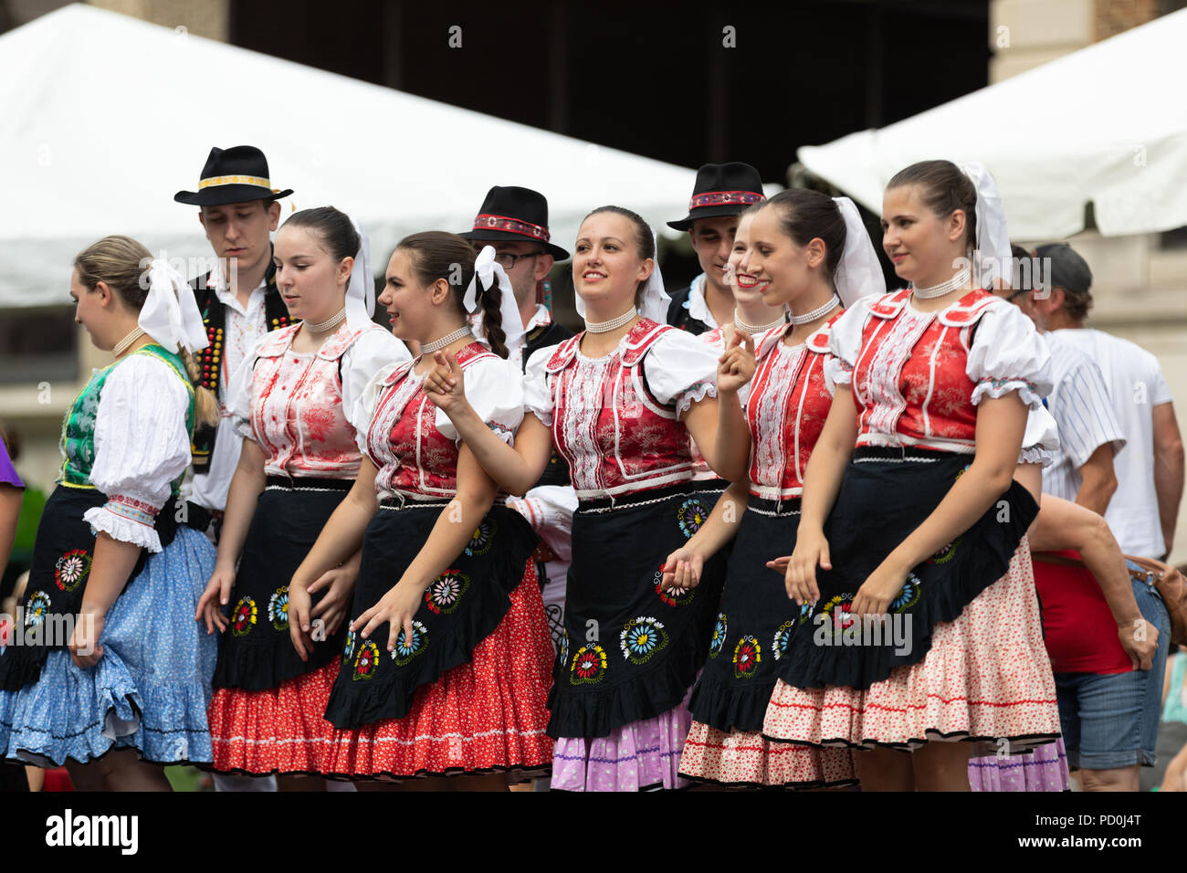 Wittling, Indiana, USA - Juli 28, 2018 Männer und Frauen tragen traditionelle slowakische Kleidung traditionelle slowakische Tänze an der Pierogi Fest durchführen Stockfoto