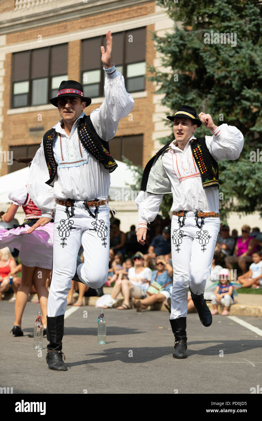 Wittling, Indiana, USA - Juli 28, 2018 Männer und Frauen tragen traditionelle slowakische Kleidung traditionelle slowakische Tänze an der Pierogi Fest durchführen Stockfoto