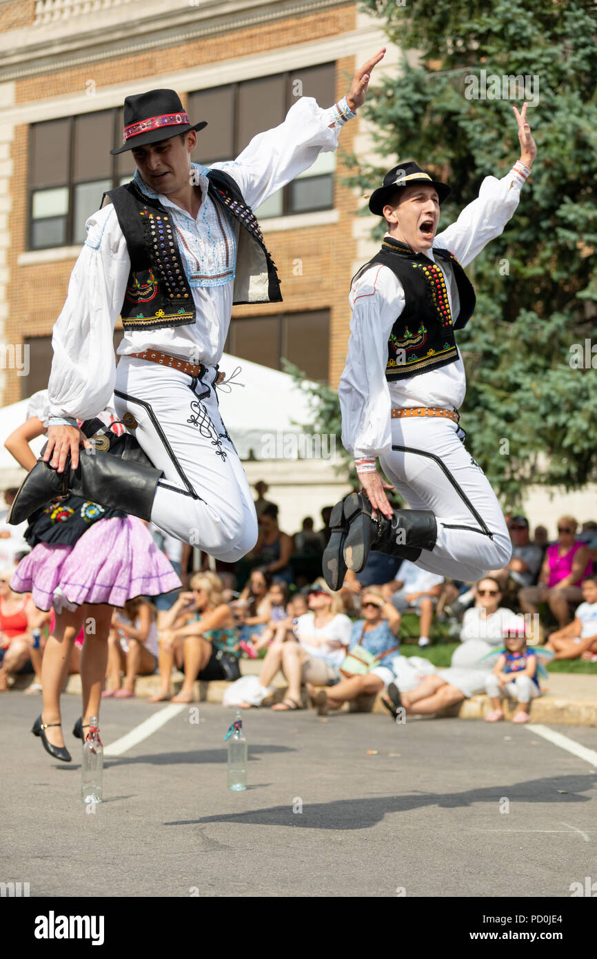 Wittling, Indiana, USA - Juli 28, 2018 Männer und Frauen tragen traditionelle slowakische Kleidung traditionelle slowakische Tänze an der Pierogi Fest durchführen Stockfoto