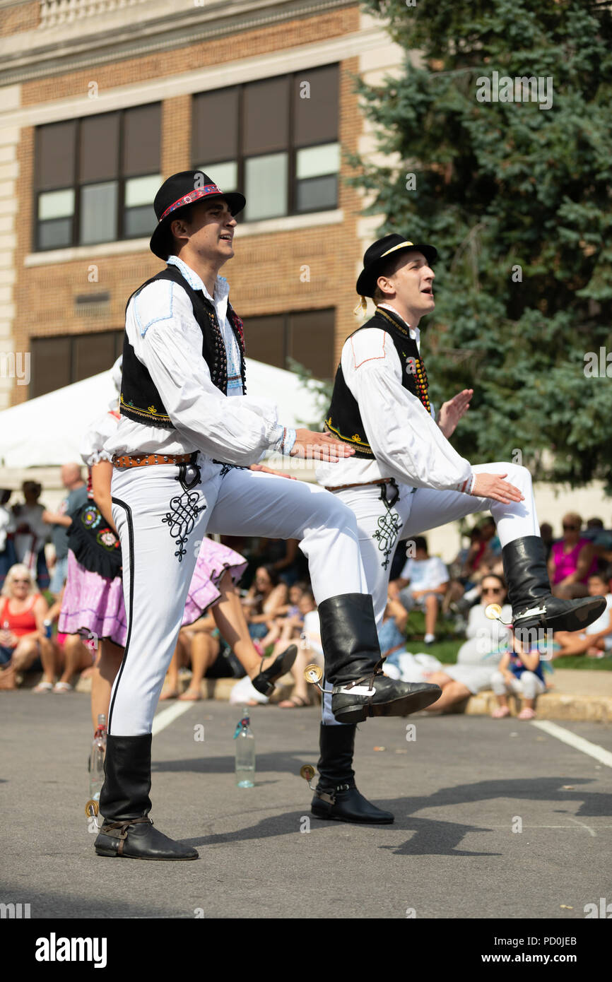 Wittling, Indiana, USA - Juli 28, 2018 Männer und Frauen tragen traditionelle slowakische Kleidung traditionelle slowakische Tänze an der Pierogi Fest durchführen Stockfoto