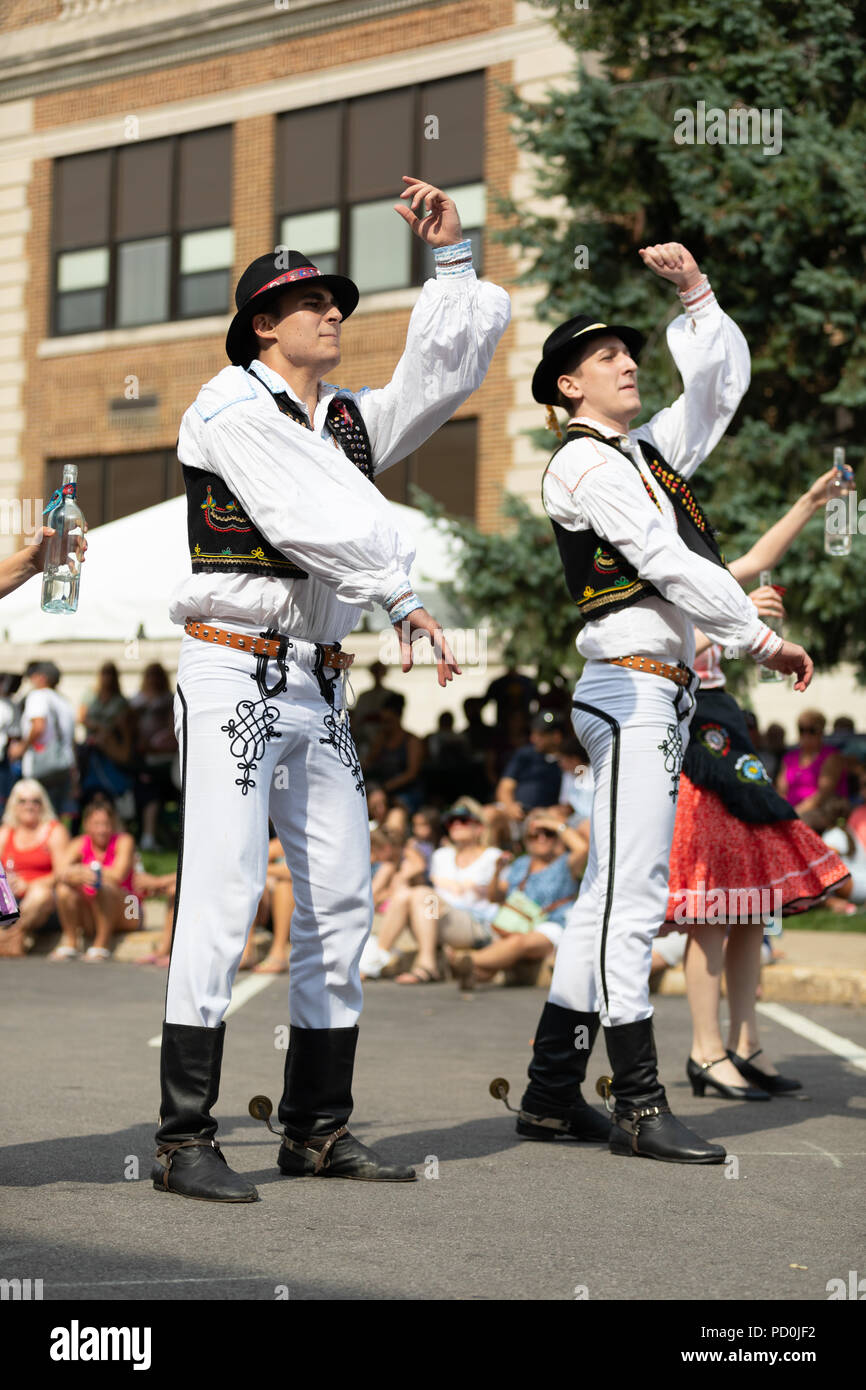 Wittling, Indiana, USA - Juli 28, 2018 Männer und Frauen tragen traditionelle slowakische Kleidung traditionelle slowakische Tänze an der Pierogi Fest durchführen Stockfoto