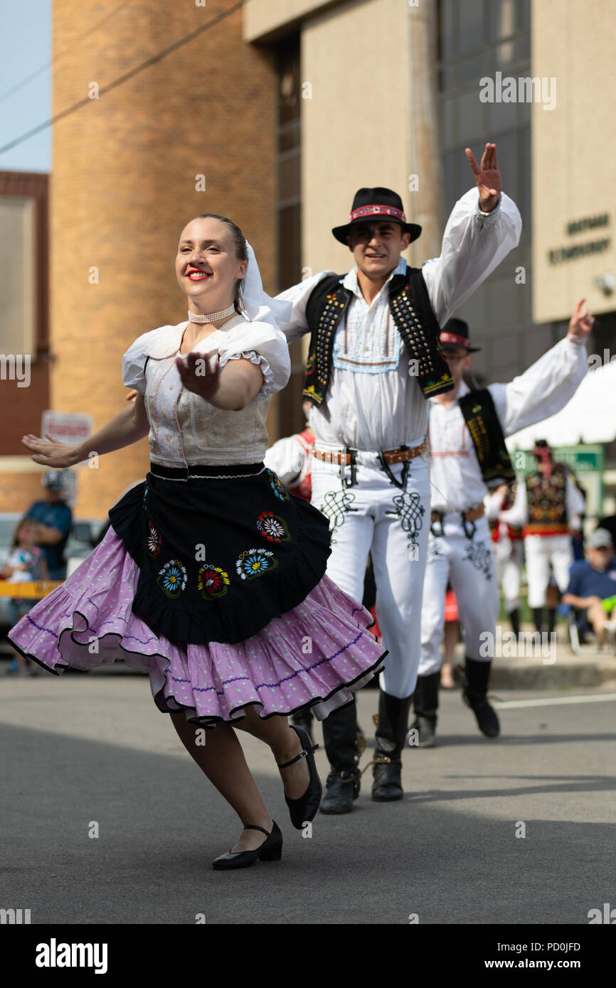 Wittling, Indiana, USA - Juli 28, 2018 Männer und Frauen tragen traditionelle slowakische Kleidung traditionelle slowakische Tänze an der Pierogi Fest durchführen Stockfoto