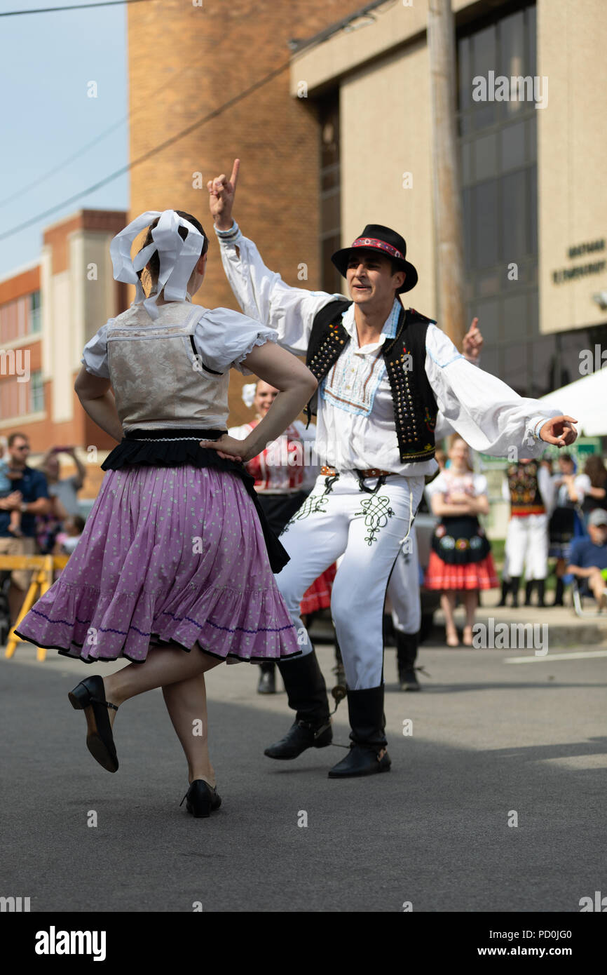 Wittling, Indiana, USA - Juli 28, 2018 Männer und Frauen tragen traditionelle slowakische Kleidung traditionelle slowakische Tänze an der Pierogi Fest durchführen Stockfoto