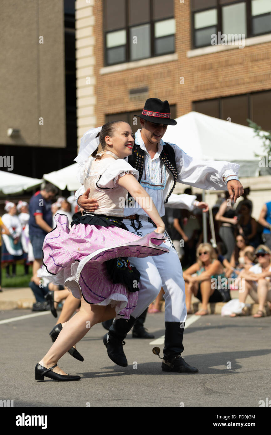 Wittling, Indiana, USA - Juli 28, 2018 Männer und Frauen tragen traditionelle slowakische Kleidung traditionelle slowakische Tänze an der Pierogi Fest durchführen Stockfoto