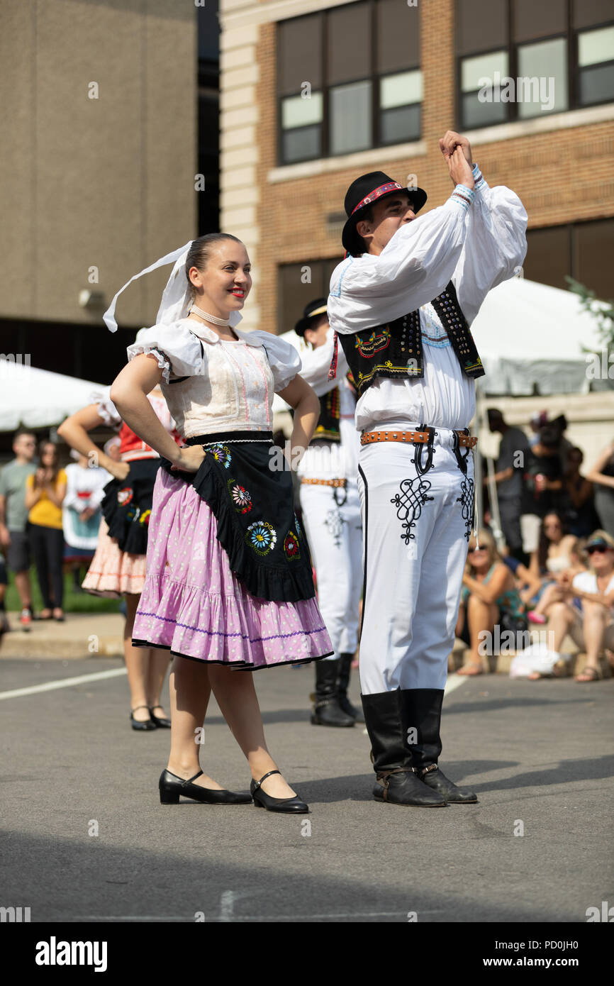 Wittling, Indiana, USA - Juli 28, 2018 Männer und Frauen tragen traditionelle slowakische Kleidung traditionelle slowakische Tänze an der Pierogi Fest durchführen Stockfoto