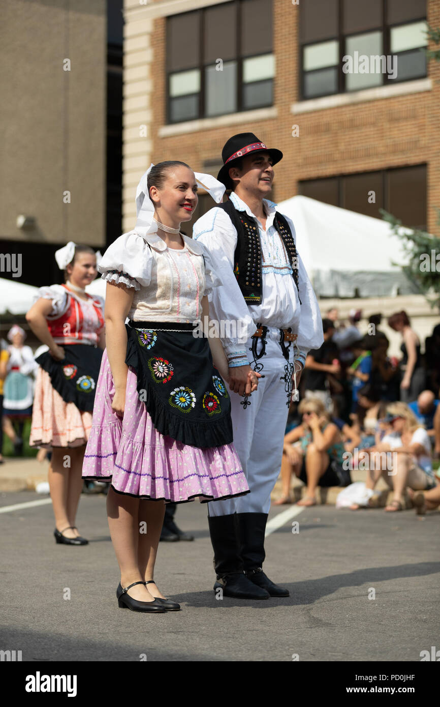 Wittling, Indiana, USA - Juli 28, 2018 Männer und Frauen tragen traditionelle slowakische Kleidung traditionelle slowakische Tänze an der Pierogi Fest durchführen Stockfoto