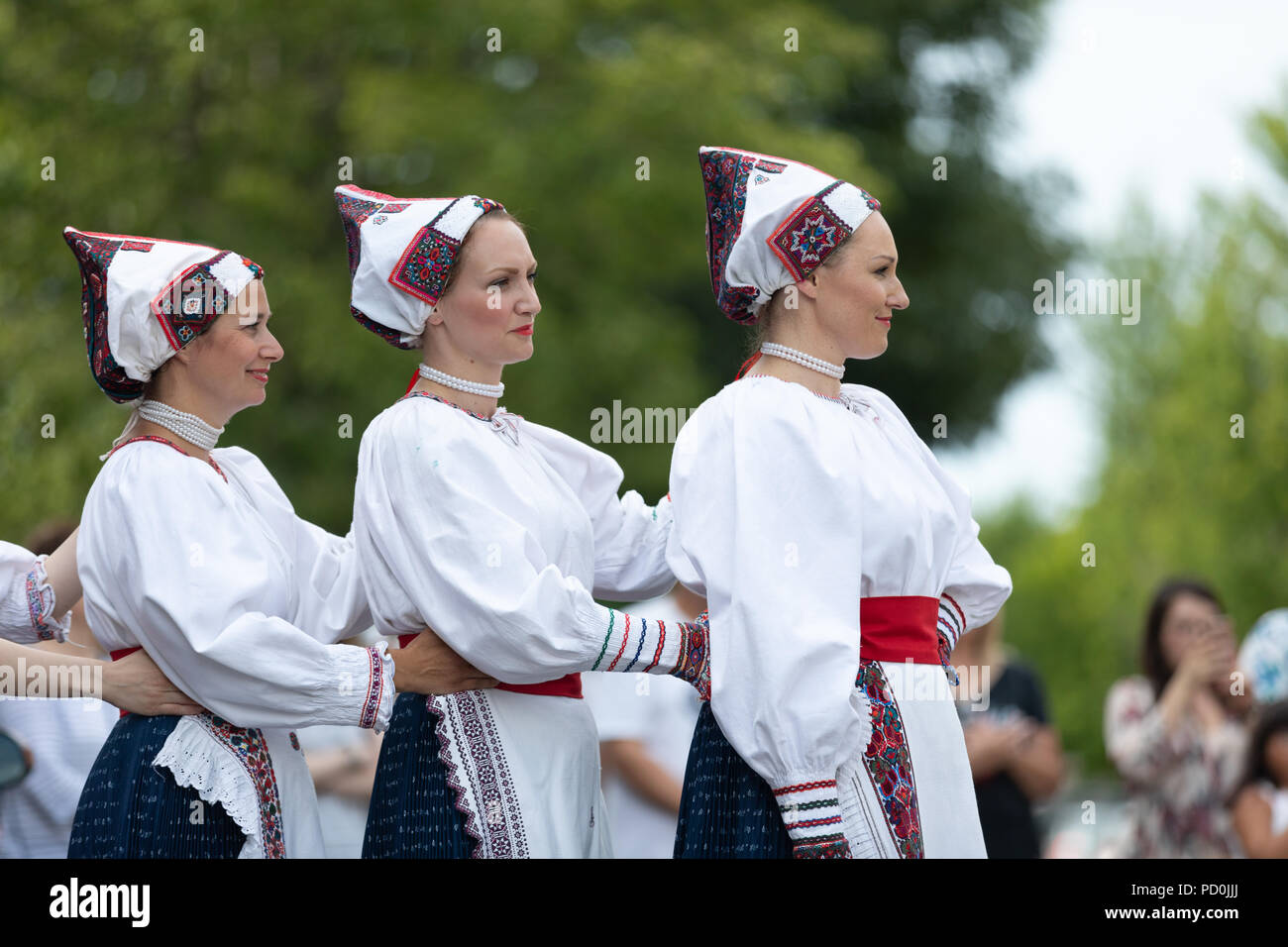 Wittling, Indiana, USA - Juli 28, 2018 Männer und Frauen tragen traditionelle slowakische Kleidung traditionelle slowakische Tänze an der Pierogi Fest durchführen Stockfoto