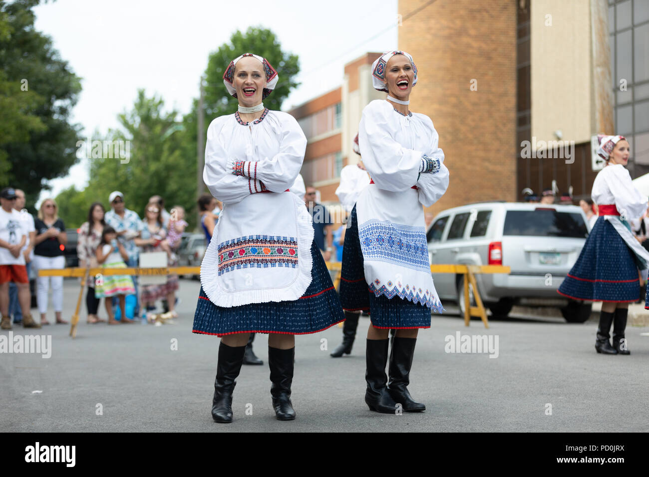 Wittling, Indiana, USA - Juli 28, 2018 Männer und Frauen tragen traditionelle slowakische Kleidung traditionelle slowakische Tänze an der Pierogi Fest durchführen Stockfoto