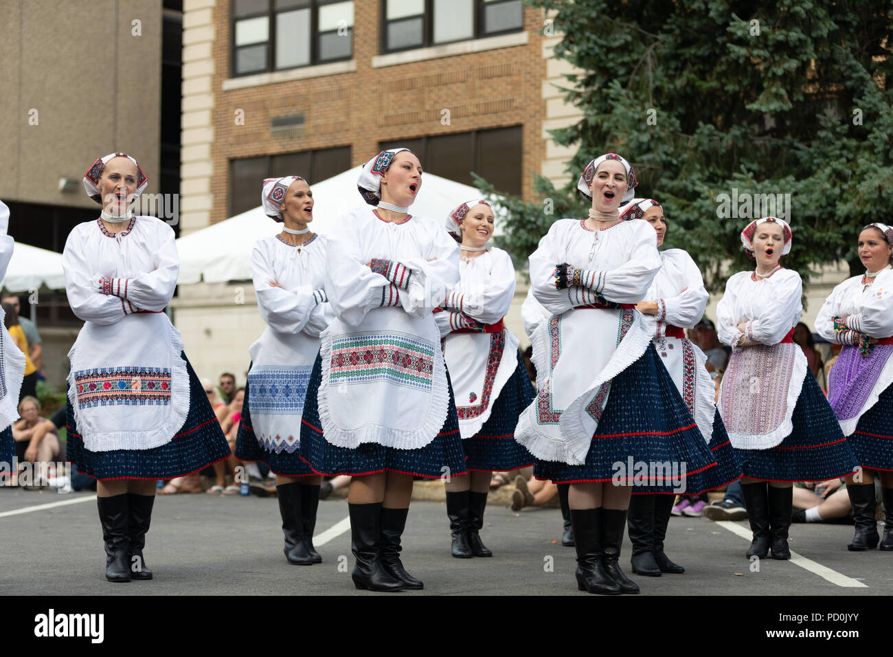 Wittling, Indiana, USA - Juli 28, 2018 Männer und Frauen tragen traditionelle slowakische Kleidung traditionelle slowakische Tänze an der Pierogi Fest durchführen Stockfoto