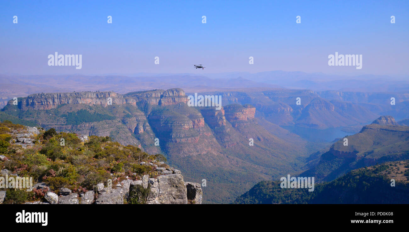 Südafrika, ein fantastisches Reiseziel Dritter und Erster Welt gemeinsam zu erleben. Drone schwebt über Blyderiver Canyon in Mpumalanga. Stockfoto