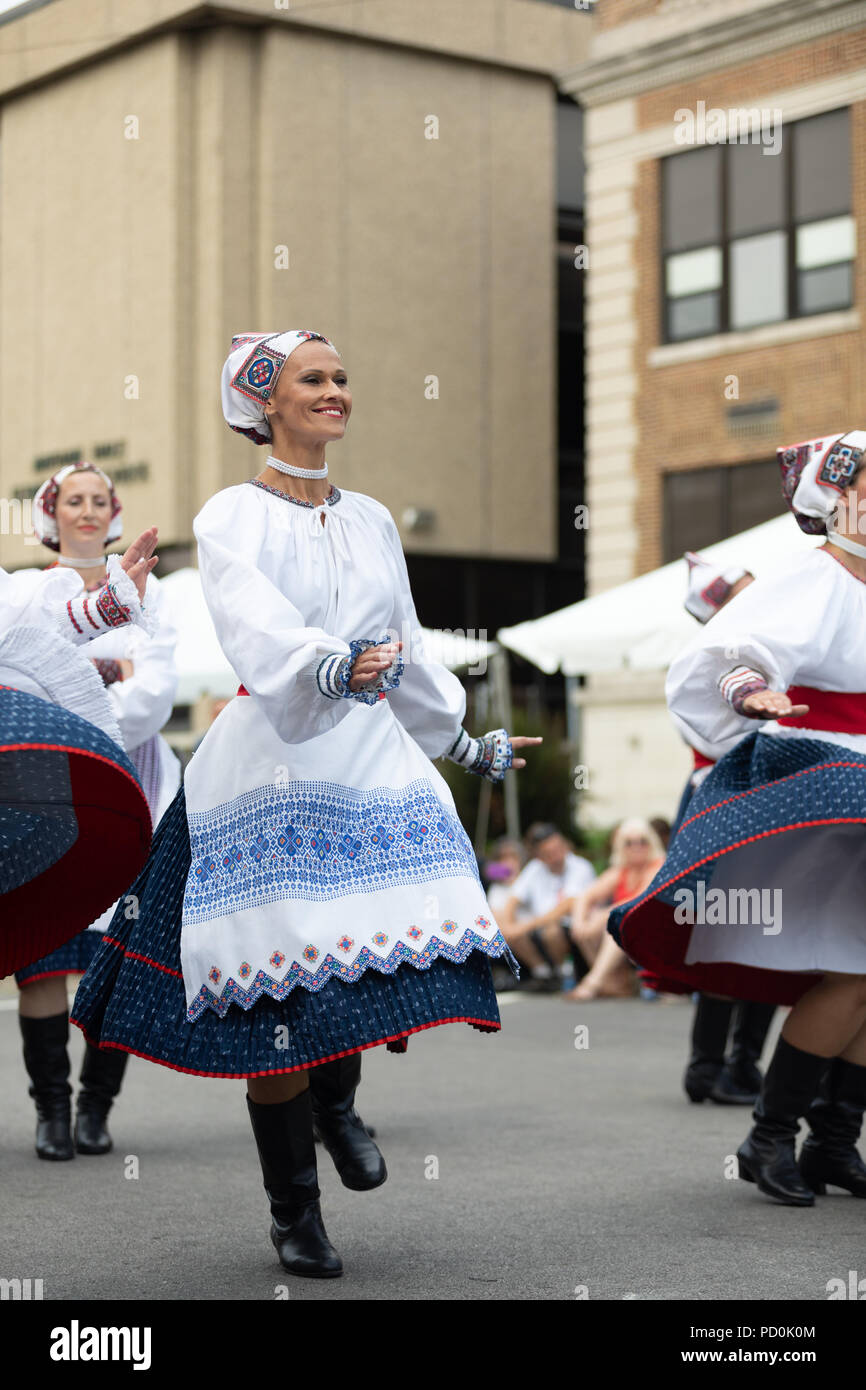 Wittling, Indiana, USA - Juli 28, 2018 Männer und Frauen tragen traditionelle slowakische Kleidung traditionelle slowakische Tänze an der Pierogi Fest durchführen Stockfoto