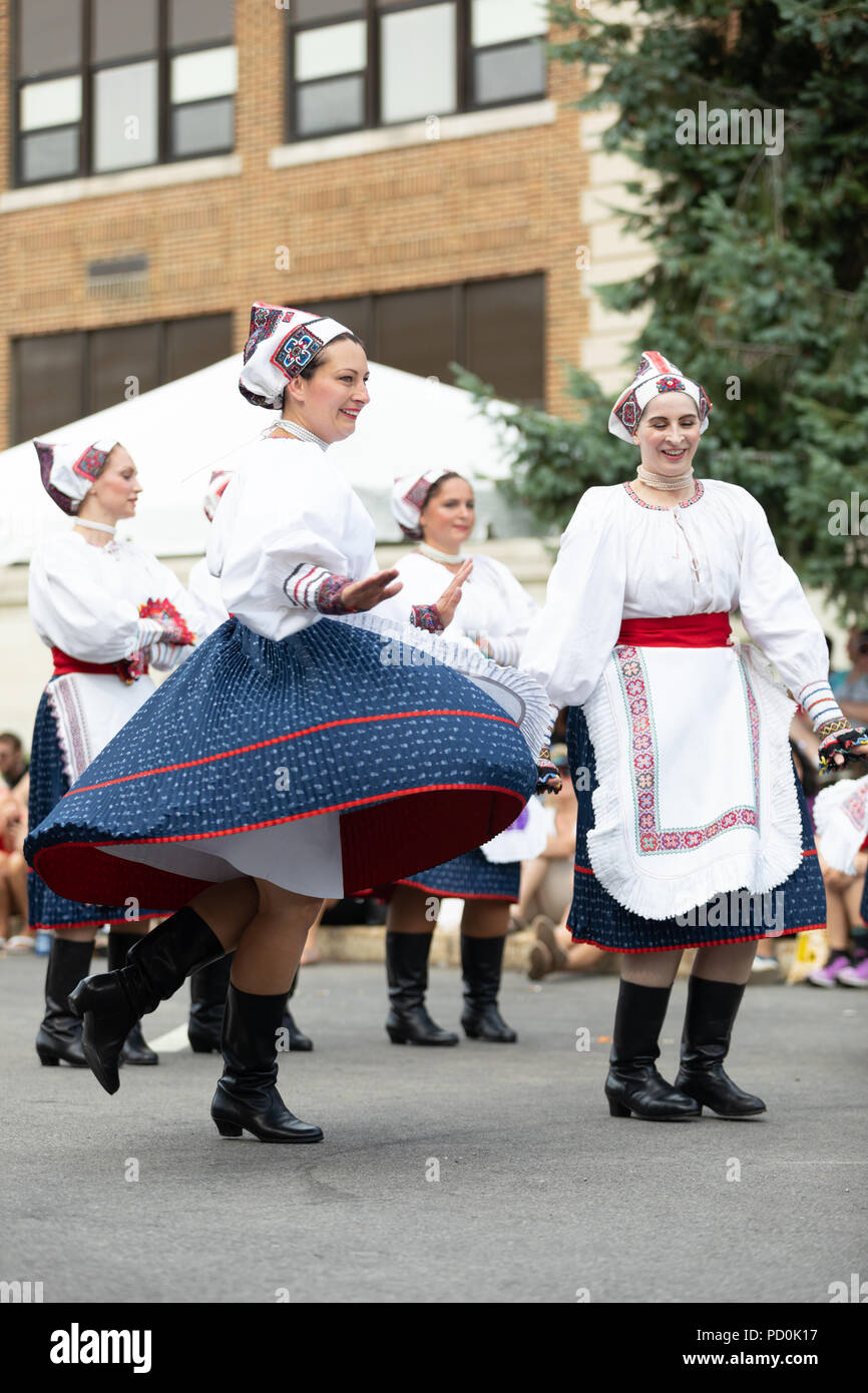 Wittling, Indiana, USA - Juli 28, 2018 Männer und Frauen tragen traditionelle slowakische Kleidung traditionelle slowakische Tänze an der Pierogi Fest durchführen Stockfoto