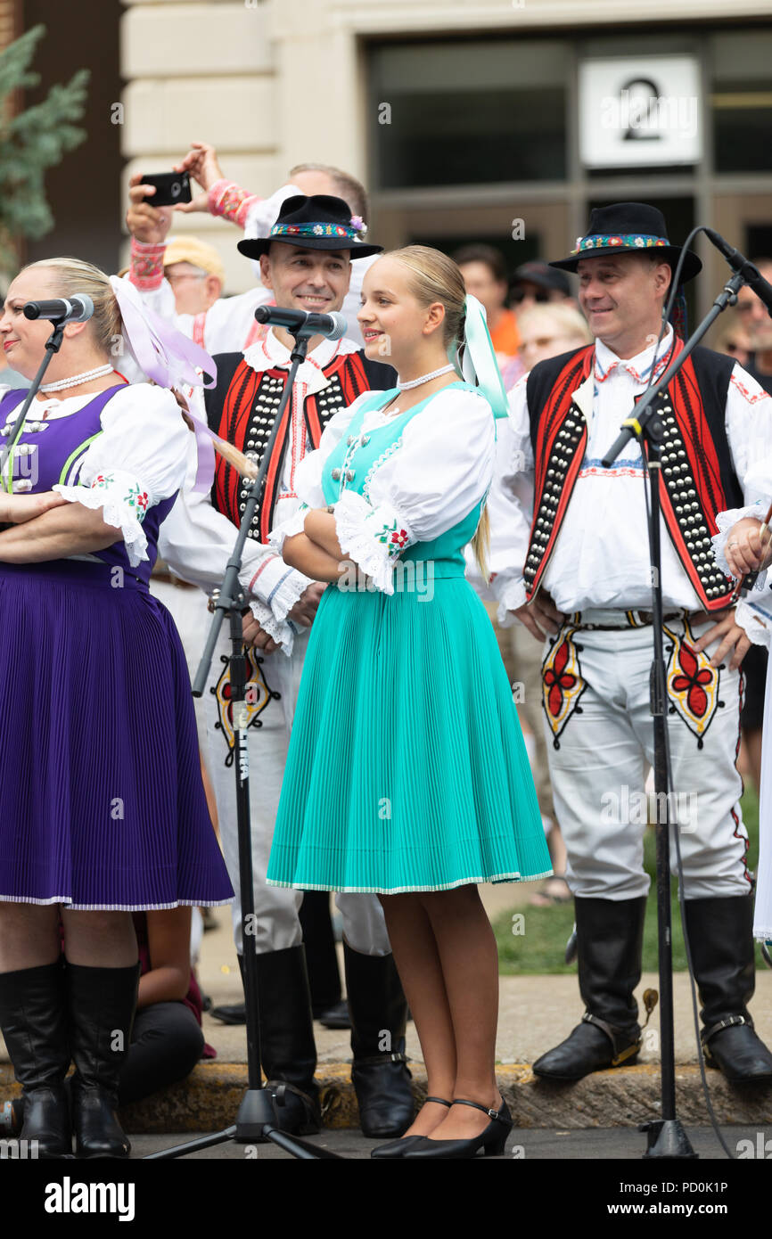 Wittling, Indiana, USA - 28. Juli 2018 einer Gruppe von Männern und Frauen tragen traditionelle slowakische Kleidung singen Slowakischen traditionelle Lieder an der Pierogi Fe Stockfoto