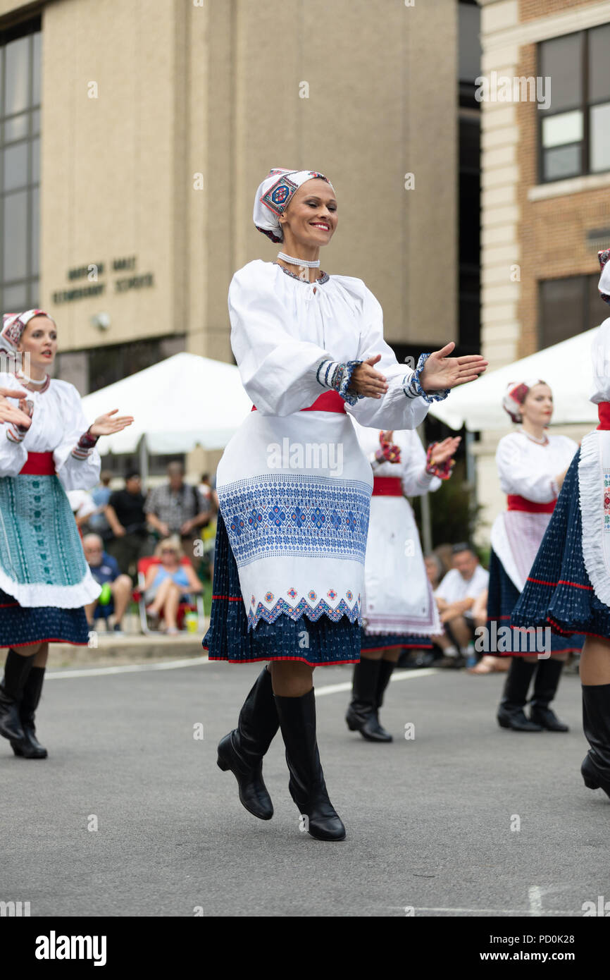 Wittling, Indiana, USA - Juli 28, 2018 Männer und Frauen tragen traditionelle slowakische Kleidung traditionelle slowakische Tänze an der Pierogi Fest durchführen Stockfoto