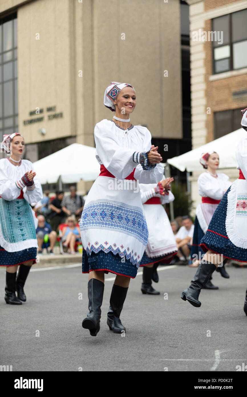 Wittling, Indiana, USA - Juli 28, 2018 Männer und Frauen tragen traditionelle slowakische Kleidung traditionelle slowakische Tänze an der Pierogi Fest durchführen Stockfoto