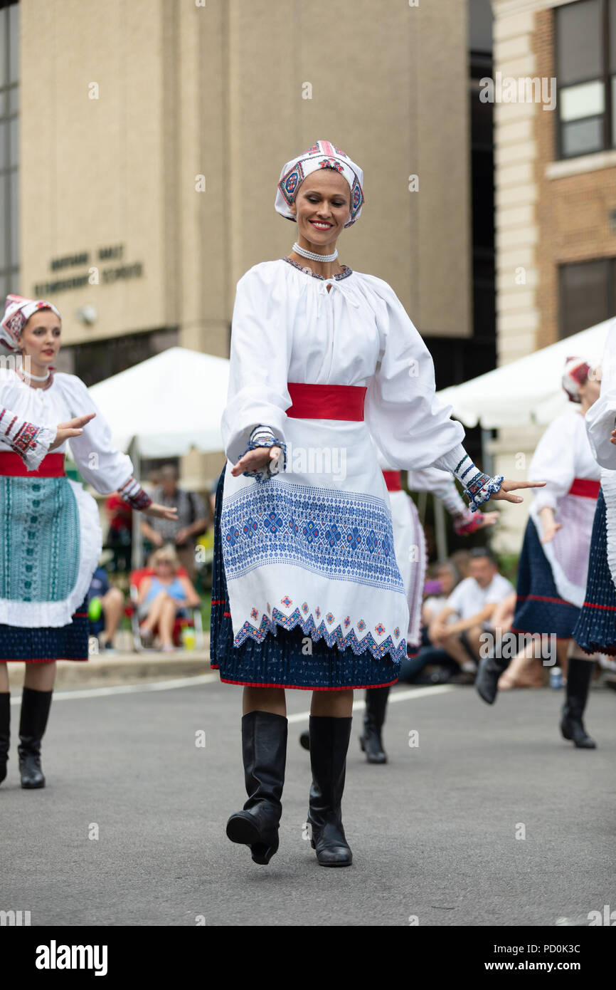 Wittling, Indiana, USA - Juli 28, 2018 Männer und Frauen tragen traditionelle slowakische Kleidung traditionelle slowakische Tänze an der Pierogi Fest durchführen Stockfoto