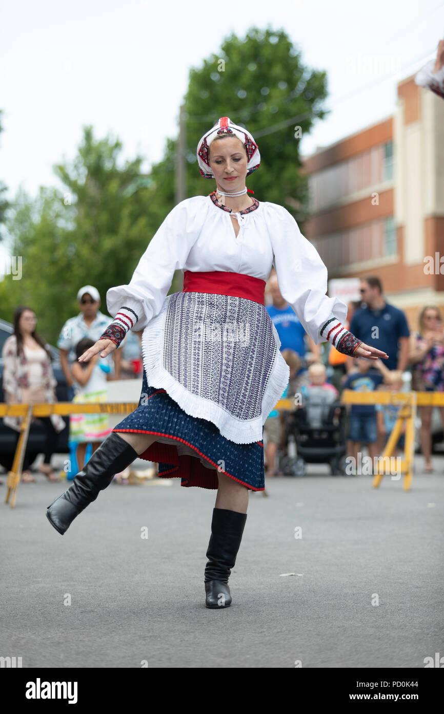 Wittling, Indiana, USA - Juli 28, 2018 Männer und Frauen tragen traditionelle slowakische Kleidung traditionelle slowakische Tänze an der Pierogi Fest durchführen Stockfoto