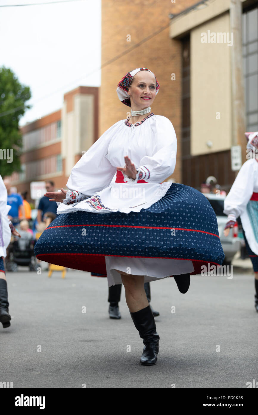 Wittling, Indiana, USA - Juli 28, 2018 Männer und Frauen tragen traditionelle slowakische Kleidung traditionelle slowakische Tänze an der Pierogi Fest durchführen Stockfoto