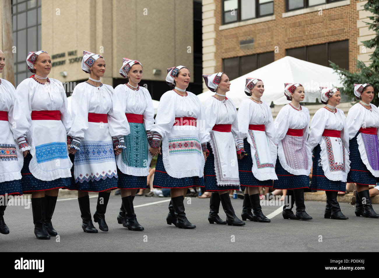 Wittling, Indiana, USA - Juli 28, 2018 Männer und Frauen tragen traditionelle slowakische Kleidung traditionelle slowakische Tänze an der Pierogi Fest durchführen Stockfoto