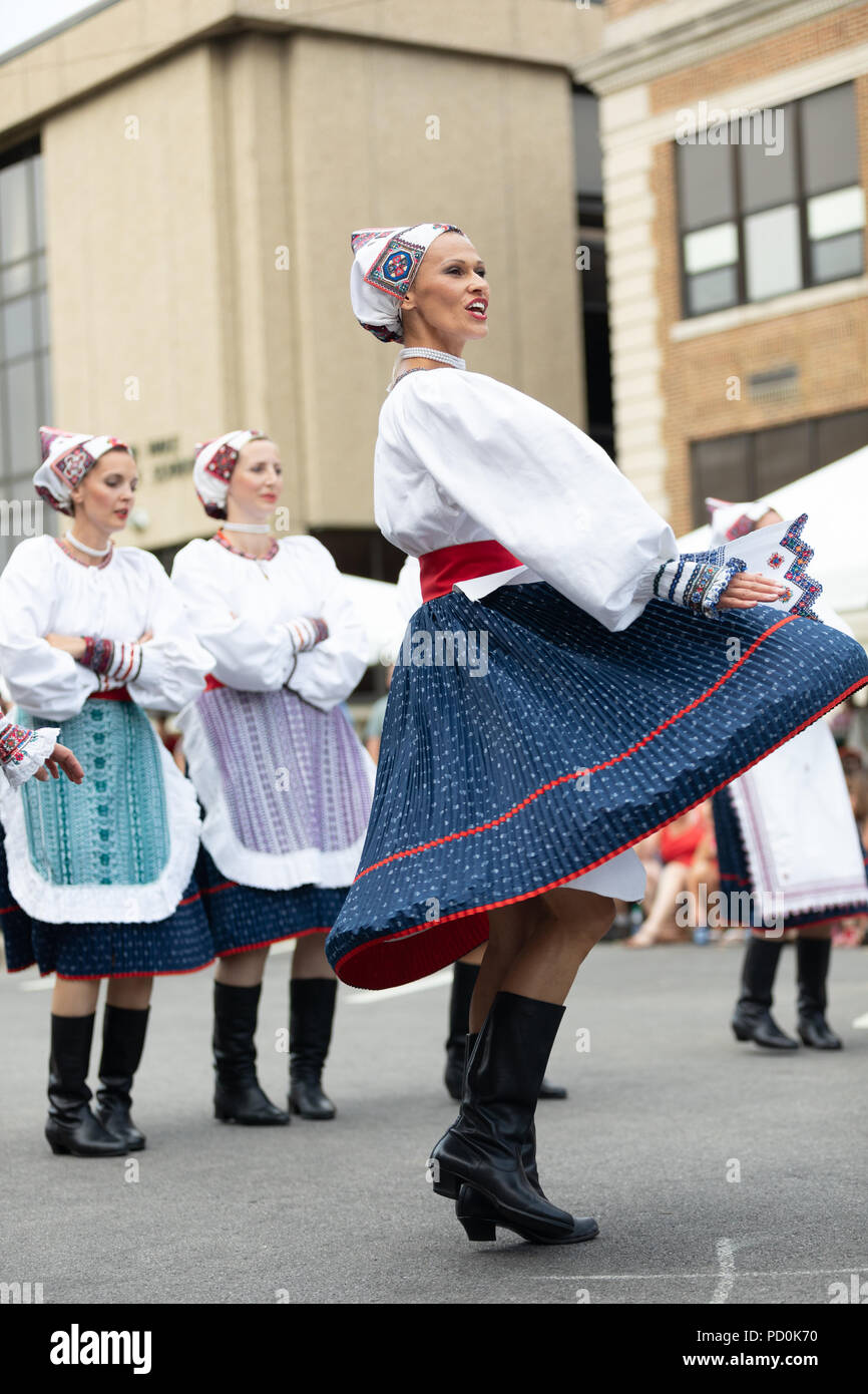 Wittling, Indiana, USA - Juli 28, 2018 Männer und Frauen tragen traditionelle slowakische Kleidung traditionelle slowakische Tänze an der Pierogi Fest durchführen Stockfoto