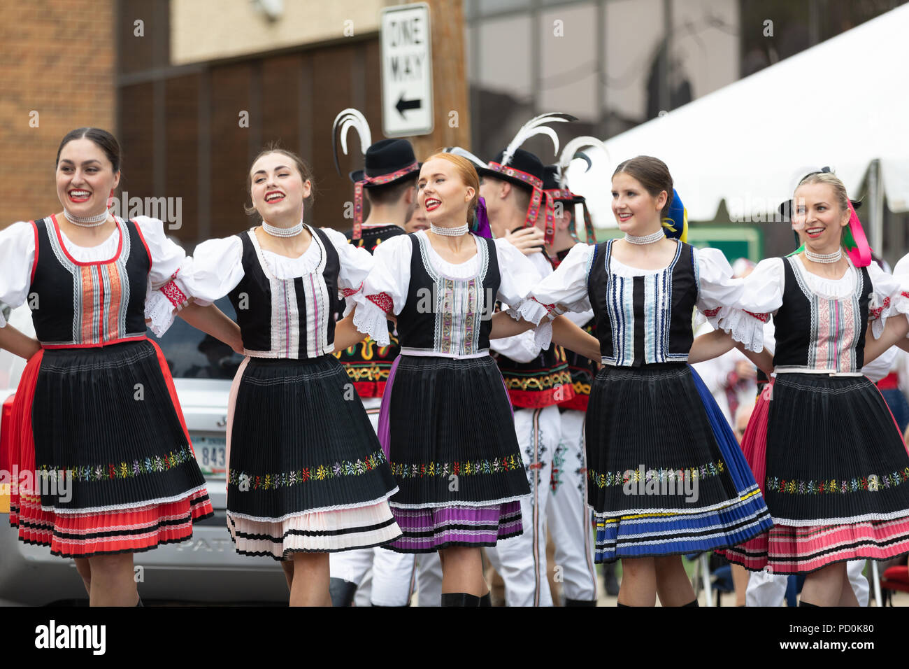 Wittling, Indiana, USA - Juli 28, 2018 Männer und Frauen tragen traditionelle slowakische Kleidung traditionelle slowakische Tänze an der Pierogi Fest durchführen Stockfoto