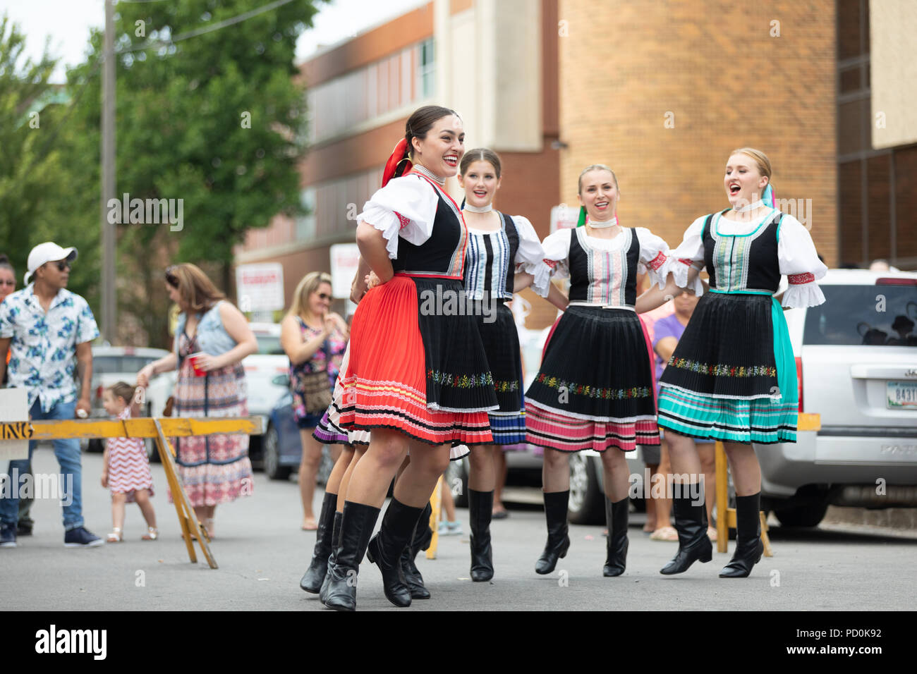 Wittling, Indiana, USA - Juli 28, 2018 Männer und Frauen tragen traditionelle slowakische Kleidung traditionelle slowakische Tänze an der Pierogi Fest durchführen Stockfoto