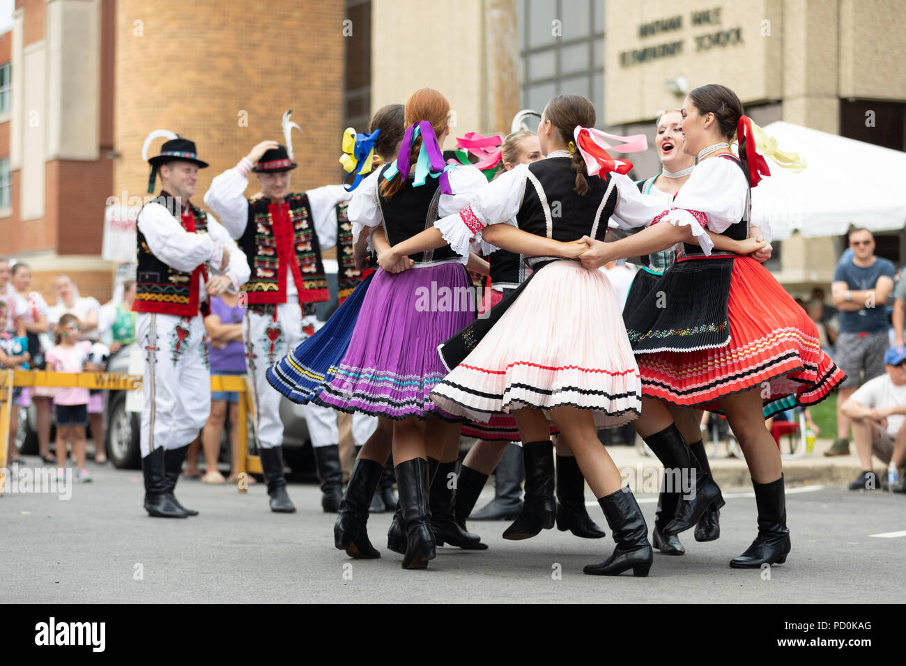 Wittling, Indiana, USA - Juli 28, 2018 Männer und Frauen tragen traditionelle slowakische Kleidung traditionelle slowakische Tänze an der Pierogi Fest durchführen Stockfoto