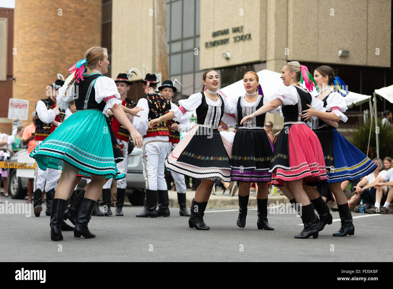 Wittling, Indiana, USA - Juli 28, 2018 Männer und Frauen tragen traditionelle slowakische Kleidung traditionelle slowakische Tänze an der Pierogi Fest durchführen Stockfoto