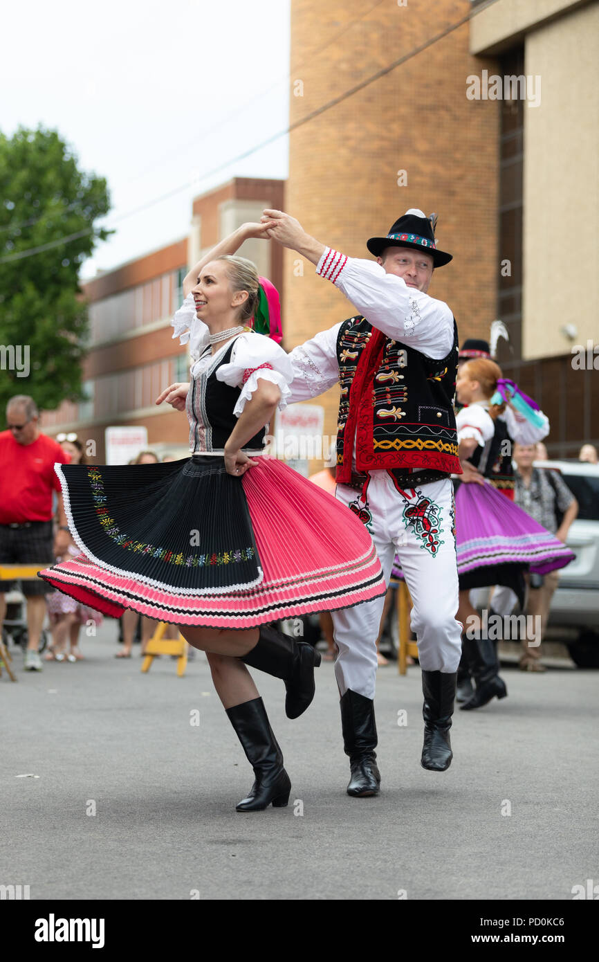 Wittling, Indiana, USA - Juli 28, 2018 Männer und Frauen tragen traditionelle slowakische Kleidung traditionelle slowakische Tänze an der Pierogi Fest durchführen Stockfoto