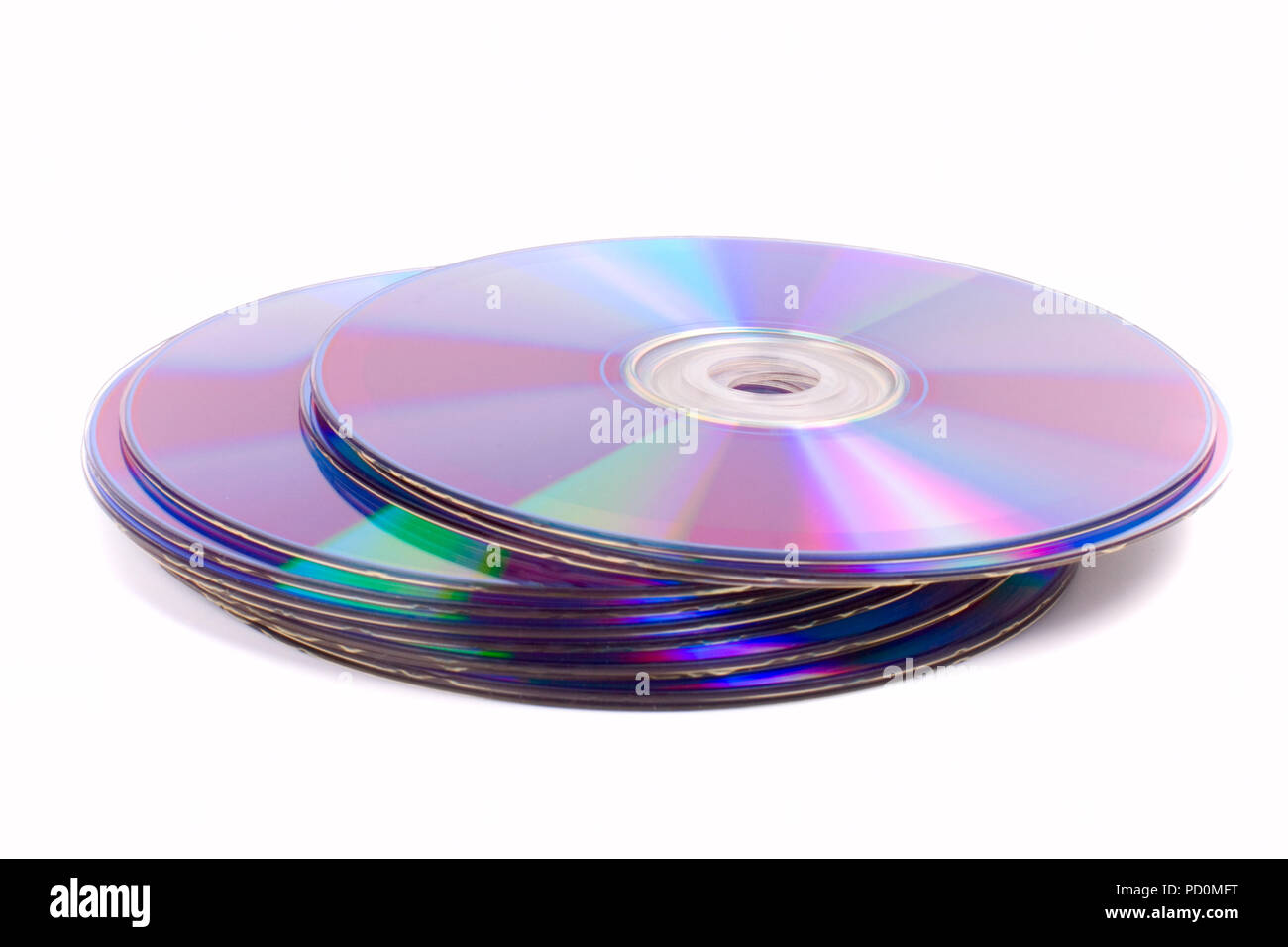 Stapel DVD's auf weißem Hintergrund Stockfoto