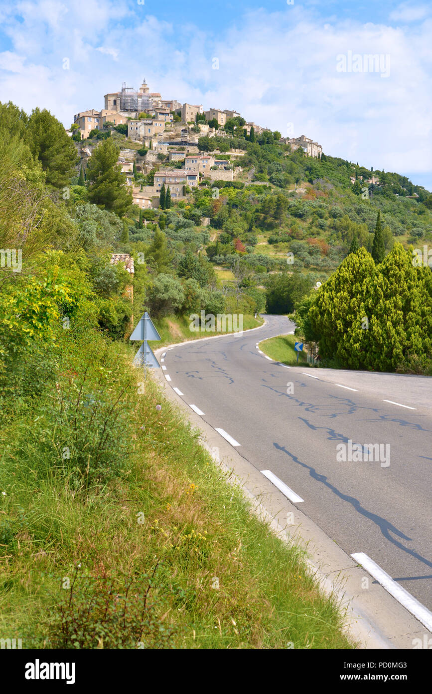 Dorf Gordes auf einem Hügel, Gemeinde im Département Vaucluse in der Region Provence-Alpes-Côte d'Azur in Südfrankreich Stockfoto