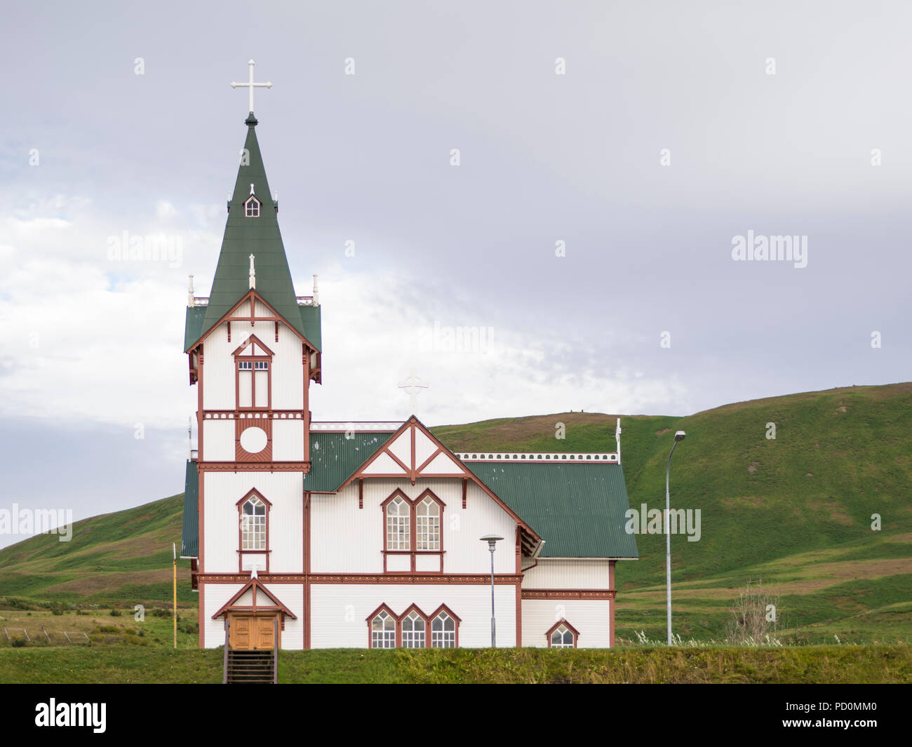 Húsavíkurkirkja, Husavik Kirche in der Bucht Skjálfandi, North Island Stockfoto