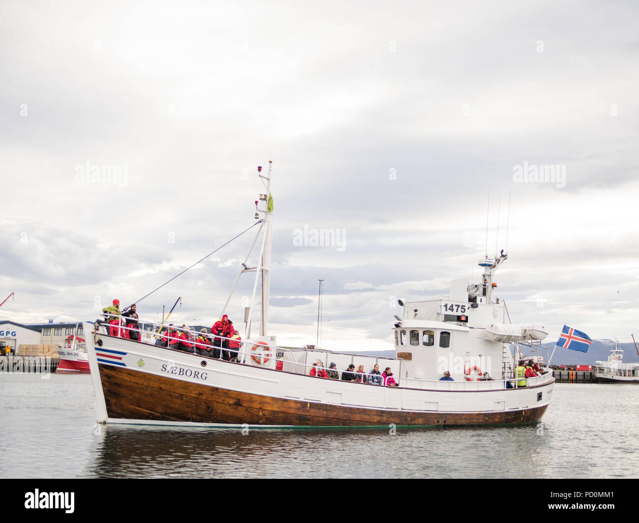 Húsavík Whale Watching Boot Tour mit den Touristen auf dem Boot am Hafen in Husavik, Husavik Skjálfandi Bucht, North Island Stockfoto