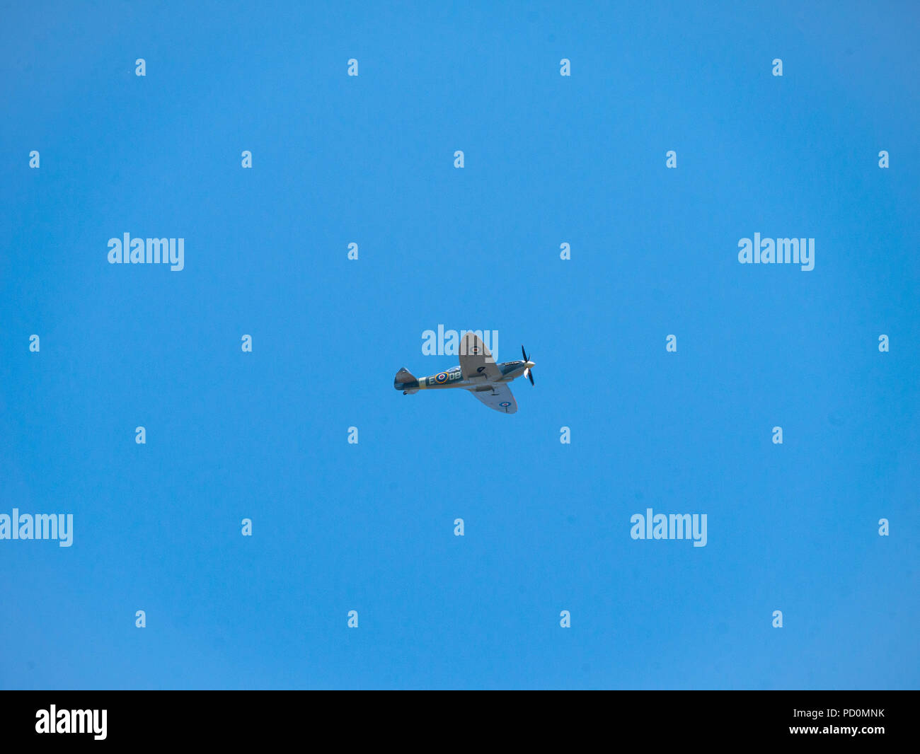 Supermarine Spitfire MKIX TD 314 St George im Flug, Headcorn, Kent GROSSBRITANNIEN Stockfoto