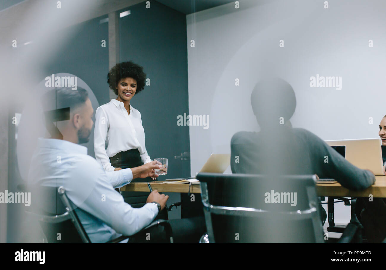 African Business Frau Durchführung einer Präsentation für die Kollegen in den Sitzungssaal. Gruppe der Geschäftsleute in Konferenzraum Stockfoto