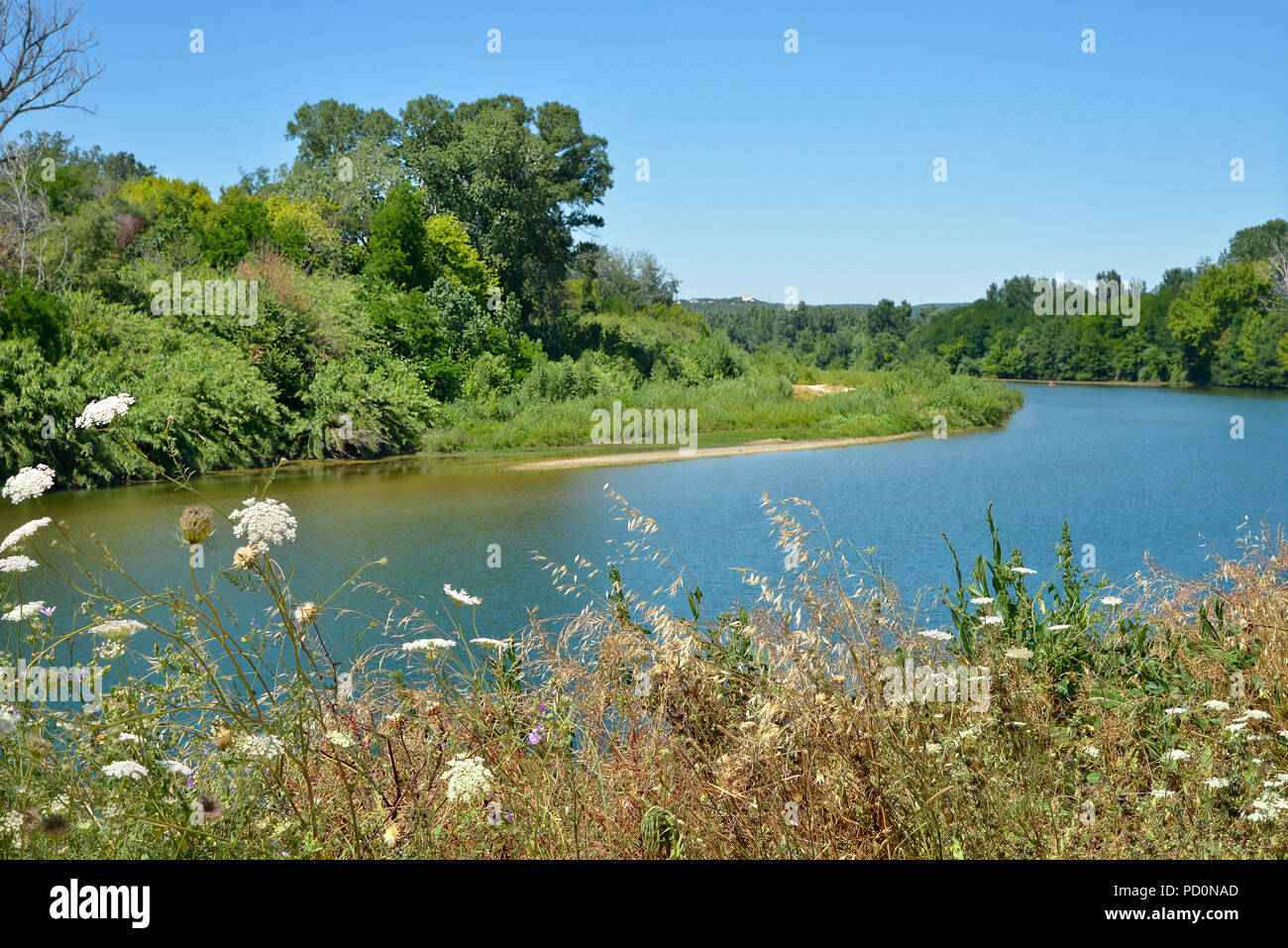 Gardon oder Gard River bei Remoulins in Frankreich, eine Gemeinde im Departement Gard in Südfrankreich. Stockfoto