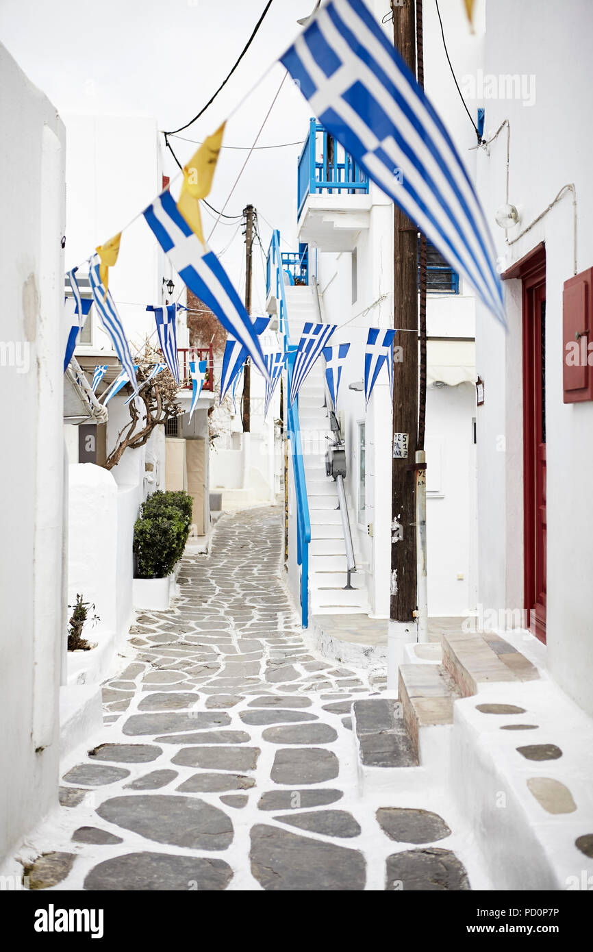 Mykonos Gasse und die griechische Flagge auf nationaler Feiertag Stockfoto