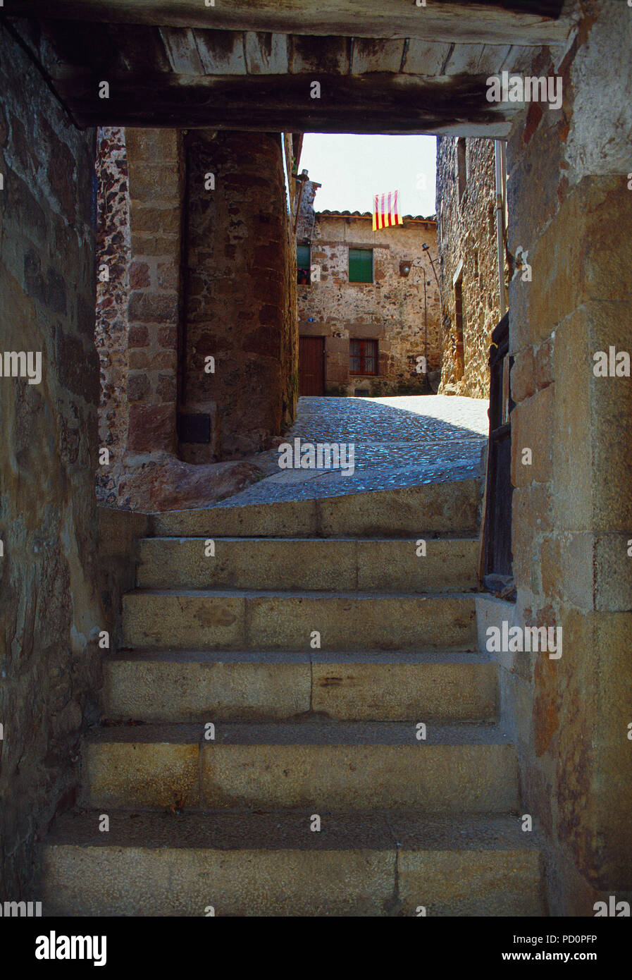 Treppen und Passage. Santa Pau, Provinz Girona, Katalonien, Spanien. Stockfoto