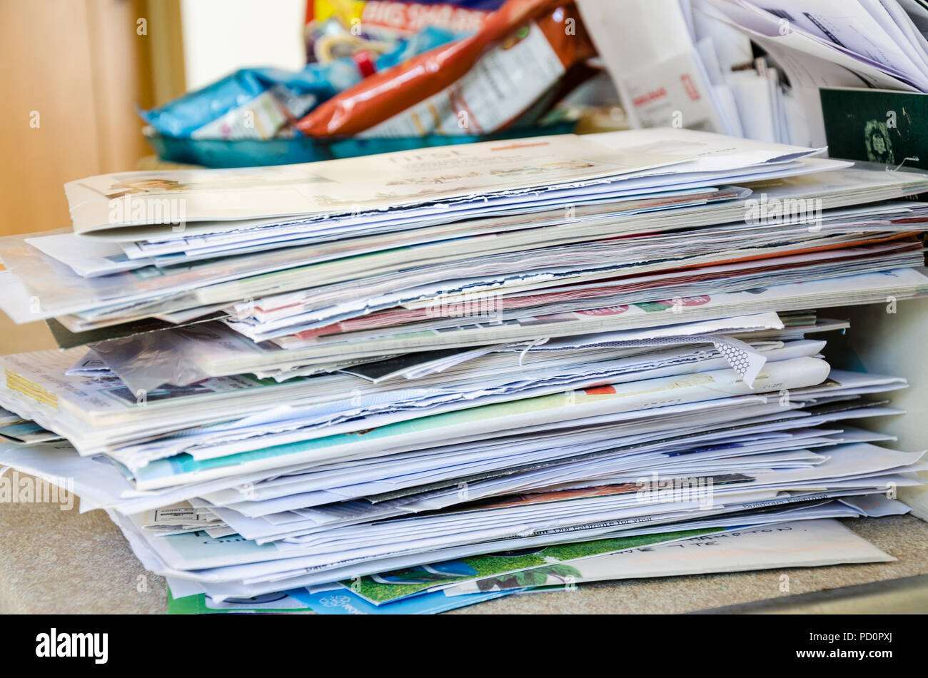 Ein Stapel von Briefen und Post sitzen auf einer Küchenarbeitsplatte. Stockfoto