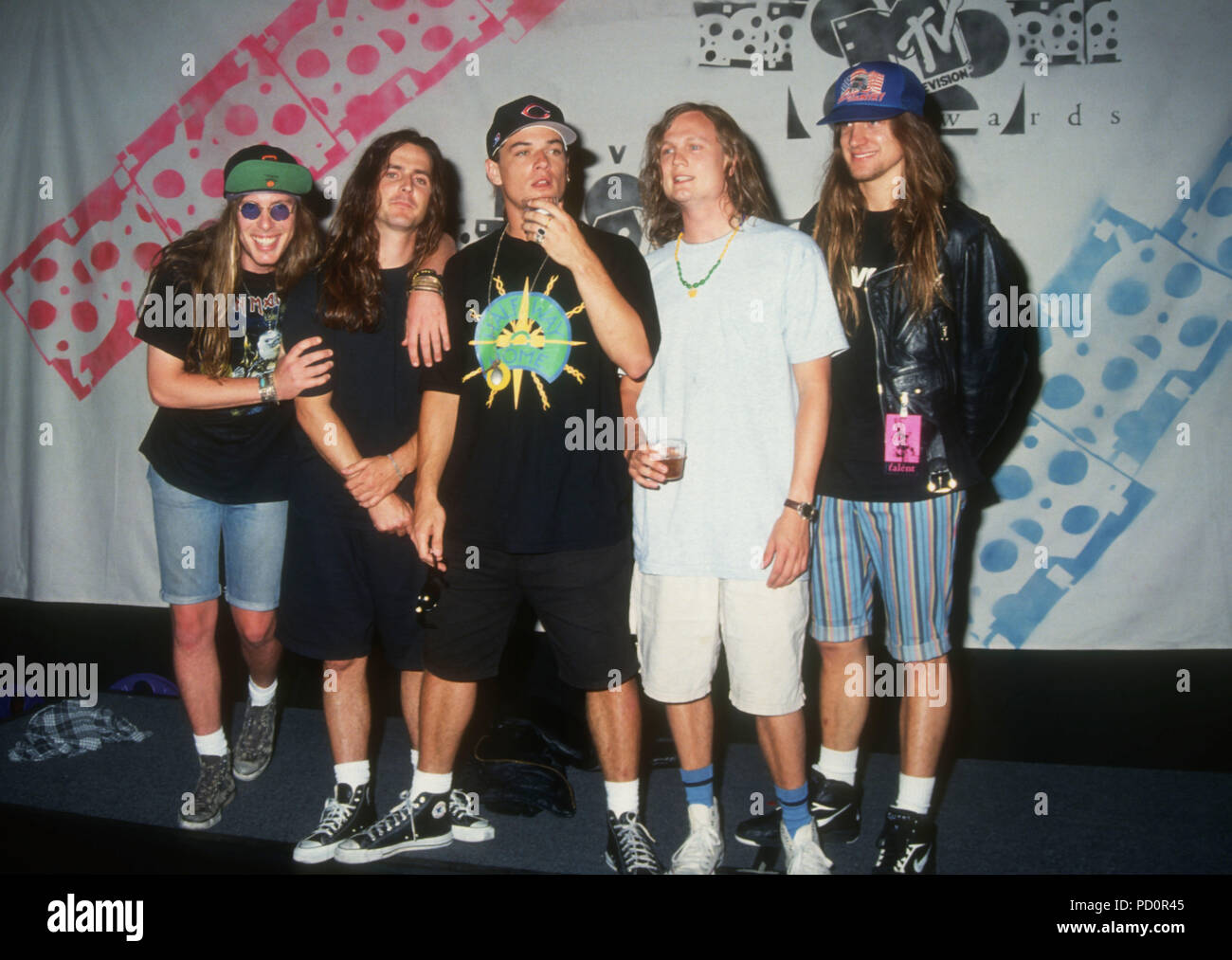 BURBANK, CA - 5. JUNI: Sänger/Musiker Whitfield Crane und seine Band Ugly Kid Joe besucht die ersten jährlichen MTV Movie Awards am 5. Juni 1992 in den Walt Disney Studios in Burbank, Kalifornien. Foto von Barry King/Alamy Stock Foto Stockfoto