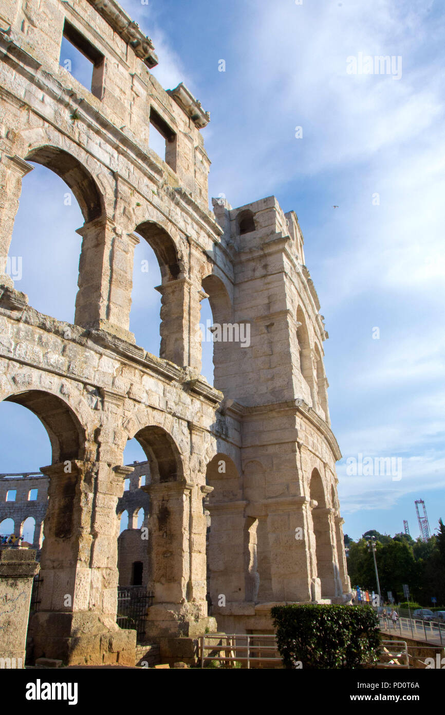 Die Arena von Pula ist der Name der Amphitheater in Pula, Kroatien. Die Arena ist das einzige noch verbliebene römische Amphitheater zu haben vier seitlichen Türme Stockfoto