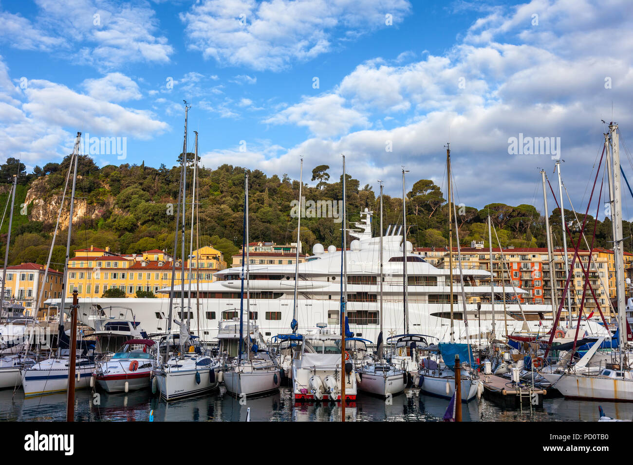 Frankreich, Cote d'Azur, Nizza, Segelbooten und Yachten im Hafen von Nizza Stockfoto