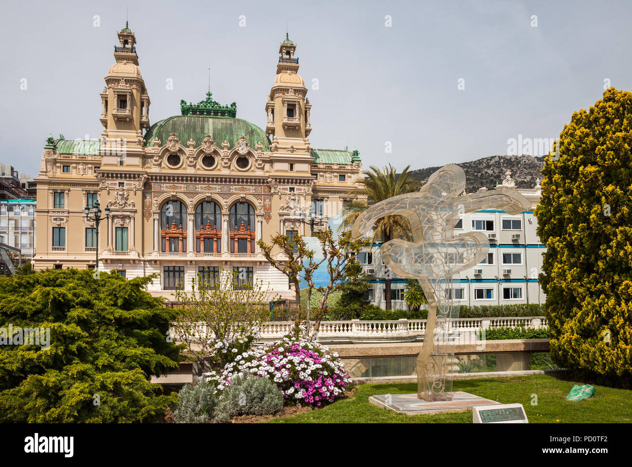 Casino Monte Carlo und La Ballerina Skulptur von Marco Lodola im Fürstentum Monaco, Europa Stockfoto