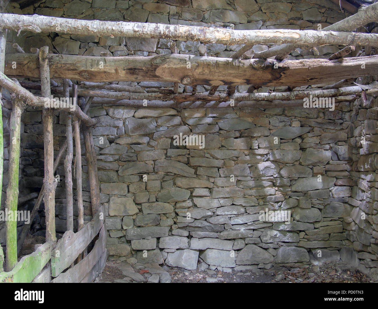 Alte verlassene kleine Scheune, landwirtschaftliche Gebäude in Italien. Rustikale detail Hintergrund. Tier ausgeht. Stockfoto