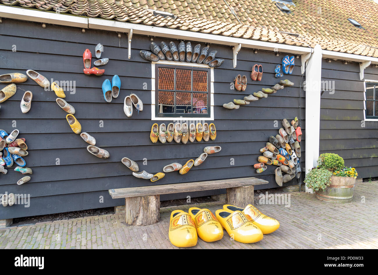 Zaandam, Zaanse Schans, Netherlands-April 22, 2018-Wand mit Traditionelle bunte dutch clogs in Zaandam Museum eingerichtet Stockfoto