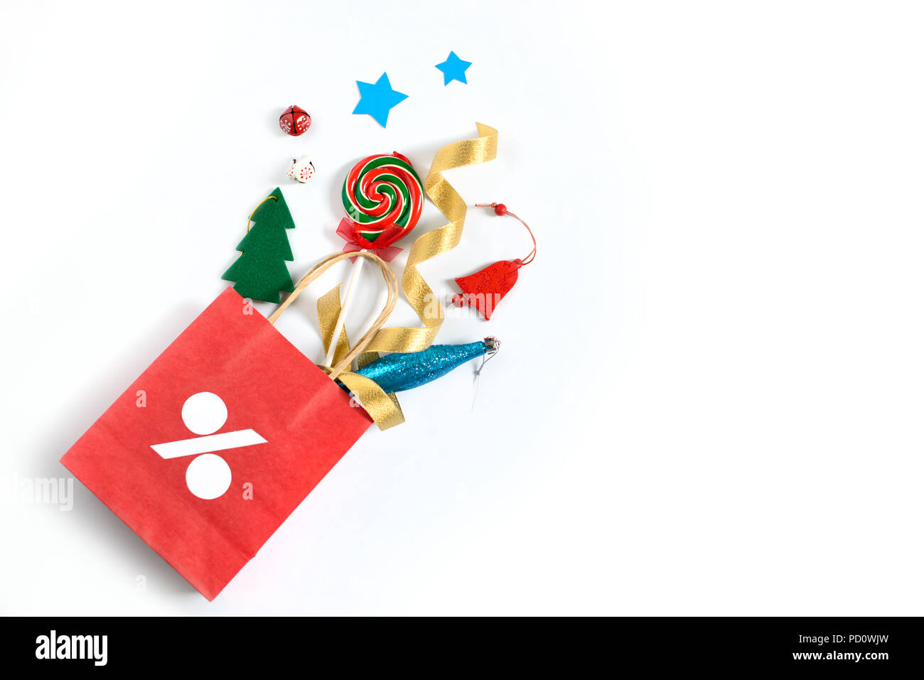 Weihnachten Geschenke fallen von den roten Einkaufstasche, Urlaub präsentiert auf weißem Hintergrund, kostenlose Kopie Raum Stockfoto
