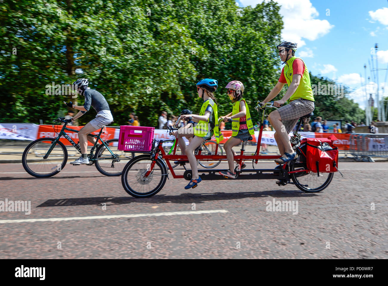 Prudential RideLondon Freecycle radfahren Veranstaltung. Öffentliche frei Fahrradtour auf geschlossenen öffentlichen Straßen in London, UK. Die Mall. Zyklen. Fahrräder. Benutzerdefinierte, Familie Stockfoto