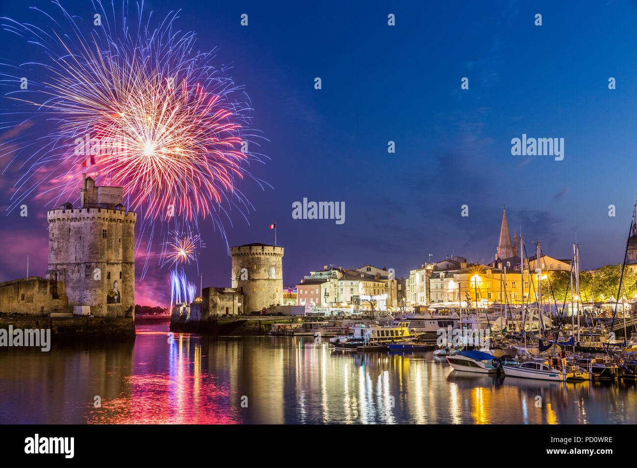 LA ROCHELLE, Frankreich - 14. JULI 2018: Feuerwerk in La Rochelle während der französischen Nationalen Tag Stockfoto